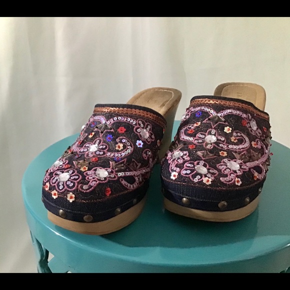 >>Clogs<<Purple with rhinestones and sequins. Cute - Picture 4 of 13